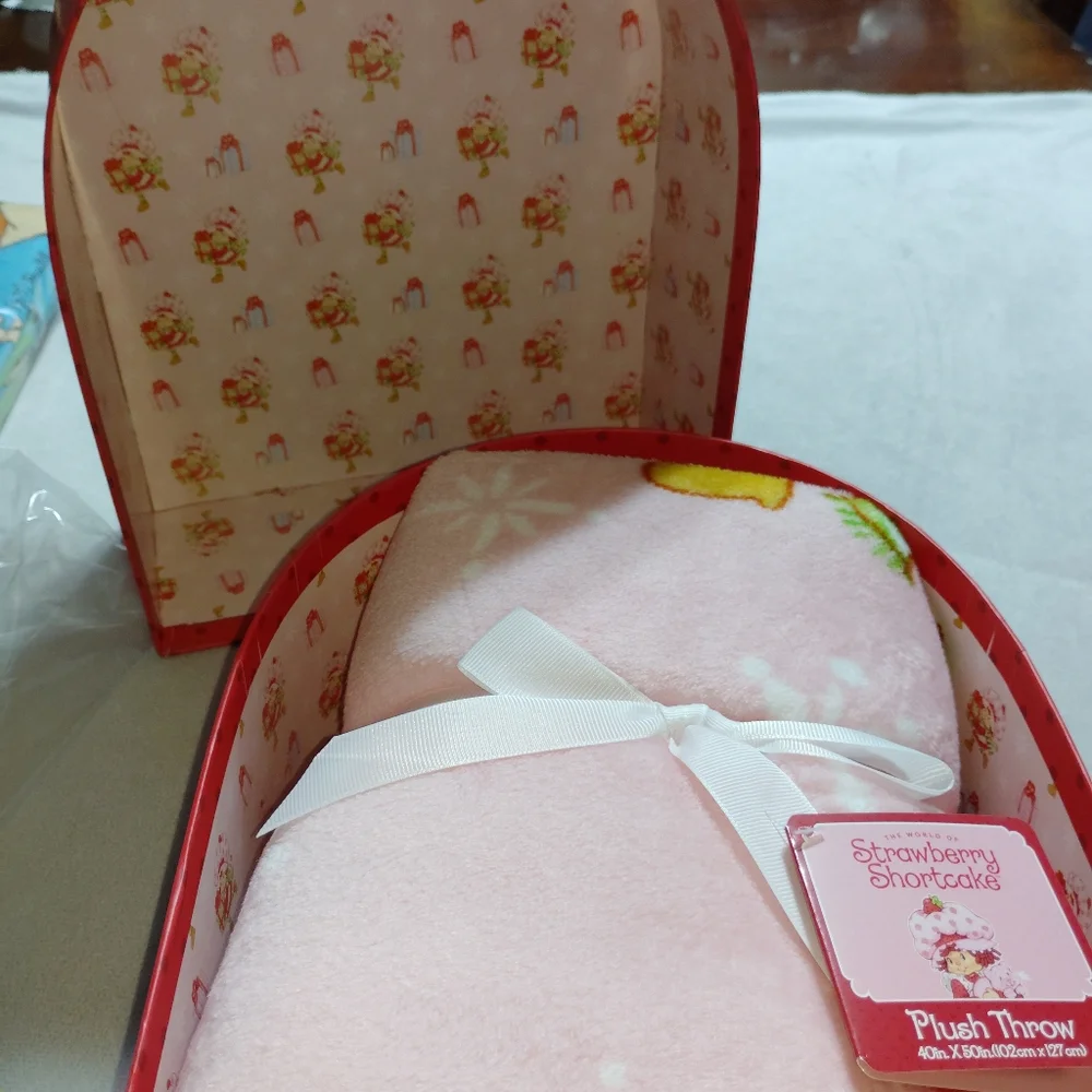 Strawberry Shortcake Shaped Box Throw Set